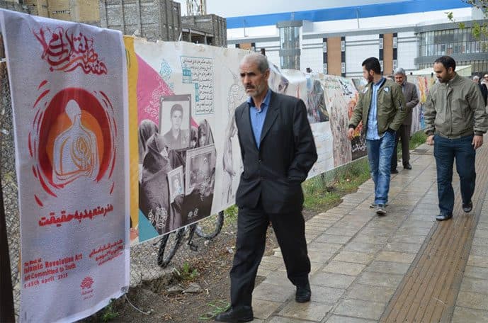 نمایشگاه «و آن دقایق آبی» با مضامین انقلابی در مصلی زنجان