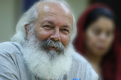 نمایشگاه پوستر «شهید حججی» نشان از رویکرد ضدجنگ هنرمندان ایرانی دارد