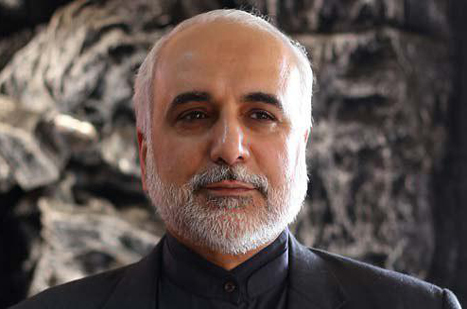 قدیریان آنچه عین واقعیت می داند، اما از جنس شهود است را به تصویر می کشد.