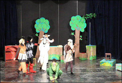 اجرای نمایش «یکی باید بخونه تا هیچکی خواب نمونه» در شهرکرد