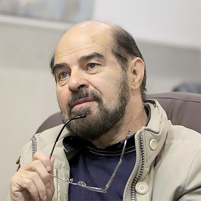 قیمت آثار تجسمی بیانگر ارزش واقعی آنها نیست / هنر دفاع مقدس نباید از جریان‌های اقتصادی جا بماند