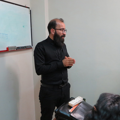 برگزاری کارگاه های هفتگی پوستر با موضوع کرامات اخلاقی