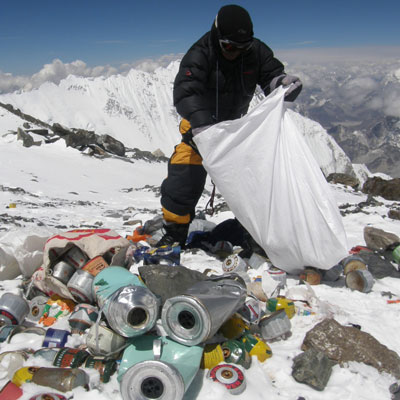تبدیل زباله‌های رها شده در اورست به اثر هنری